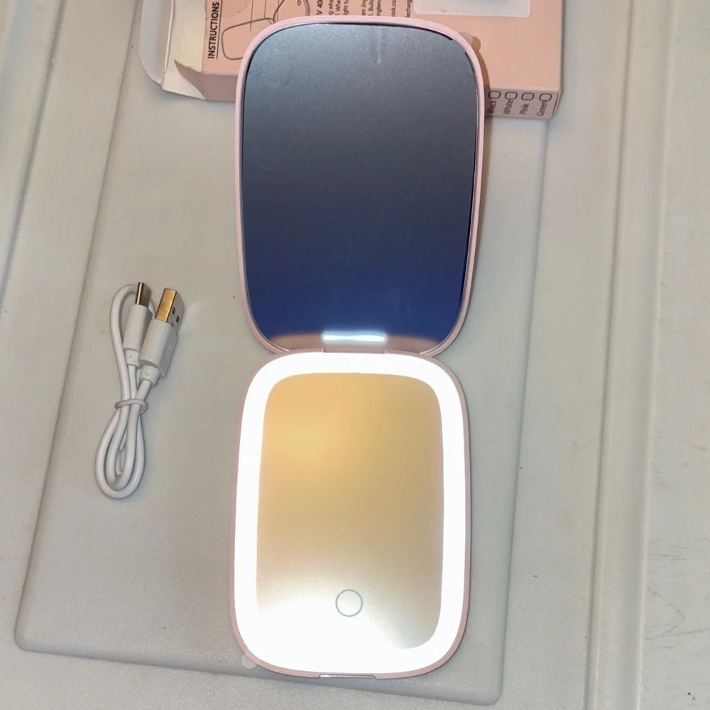 🆕 LED Compact Mirror with Floral Design - Picture 4 of 10